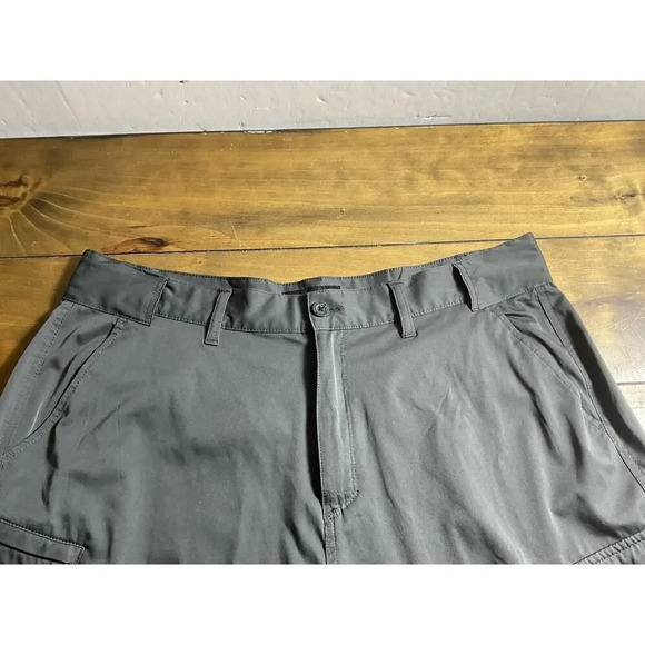Denali Cargo Shorts Mens Size 40 Gray Flat Front Stretch Fit - Picture 2 of 9